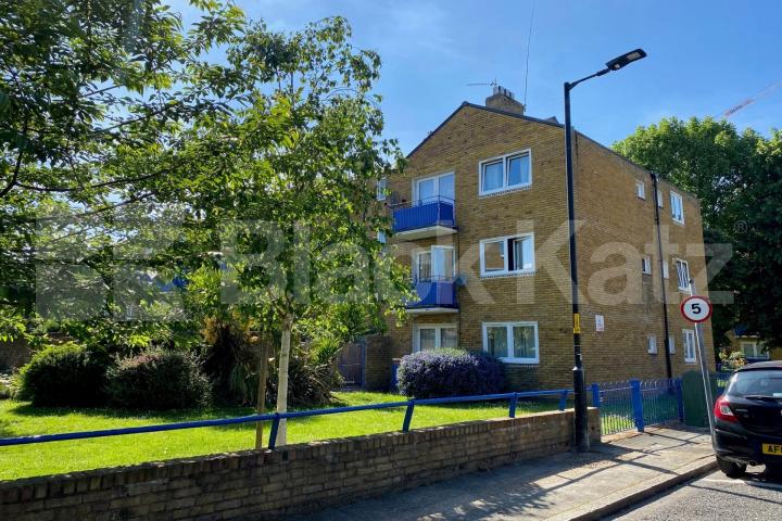 Bright & airy split level apartment with patio garden & superbly located Burbage Close , Borough/London Bridge